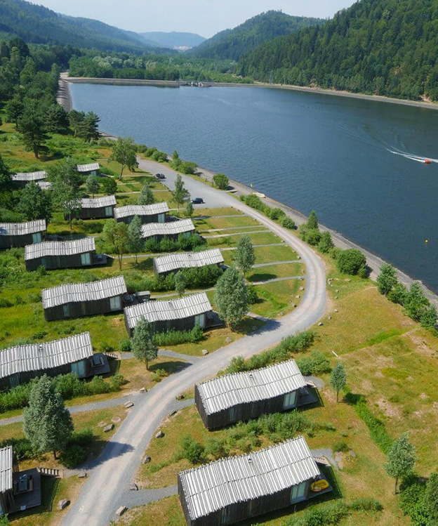 Gites au borde de l'eau au camping Pierre Percée 