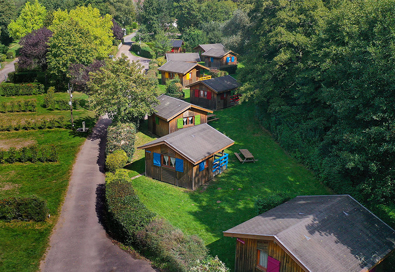 Belles cabanes au sein du camping des lacs Pierre Percée